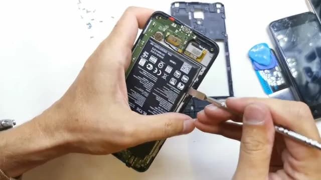 Wymiana baterii w LG Zero - uniknij problemów z akumulatorem Wymiana baterii w LG Zero - uniknij problemów z akumulatorem