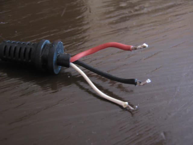 Który kabel to plus w zasilaczu? Oto jak uniknąć błędów przy podłączaniu Który kabel to plus w zasilaczu? Oto jak uniknąć błędów przy podłączaniu