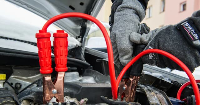 Jak podłączyć kable rozruchowe do akumulatora bez ryzyka uszkodzeń Jak podłączyć kable rozruchowe do akumulatora bez ryzyka uszkodzeń