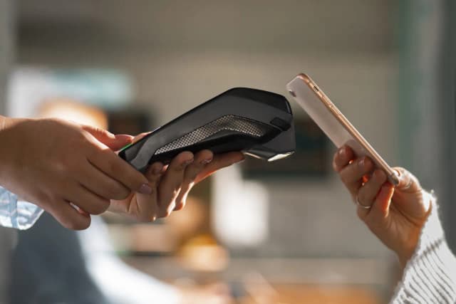 Jak płacić iPhone zbliżeniowo? Proste kroki, aby uniknąć problemów Jak płacić iPhone zbliżeniowo? Proste kroki, aby uniknąć problemów