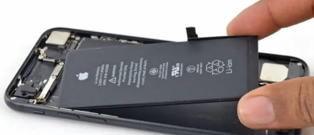 Wymiana baterii iPhone SE: Gdzie, ile kosztuje i jak długo trwa? Wymiana baterii iPhone SE: Gdzie, ile kosztuje i jak długo trwa?