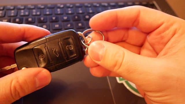 Wymiana baterii w kluczyku Skoda - prosta instrukcja krok po kroku Wymiana baterii w kluczyku Skoda - prosta instrukcja krok po kroku