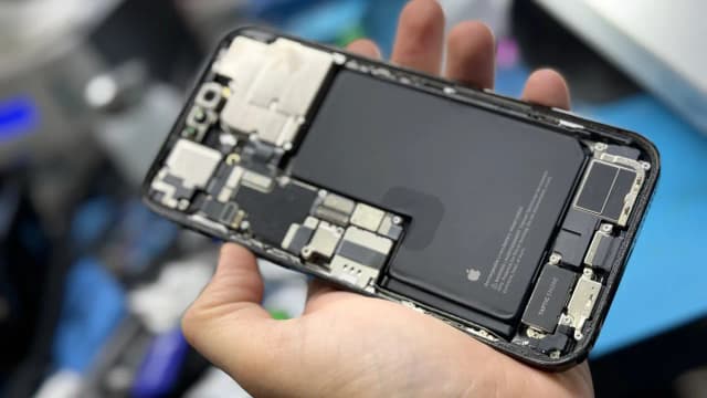 Wymiana baterii iPhone 12: objawy, koszty i najlepsze serwisy Wymiana baterii iPhone 12: objawy, koszty i najlepsze serwisy