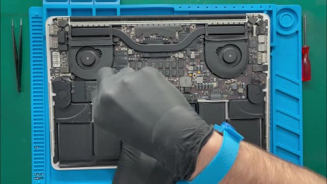 Wymiana baterii w MacBook Pro: Jak uniknąć kosztownych problemów? Wymiana baterii w MacBook Pro: Jak uniknąć kosztownych problemów?